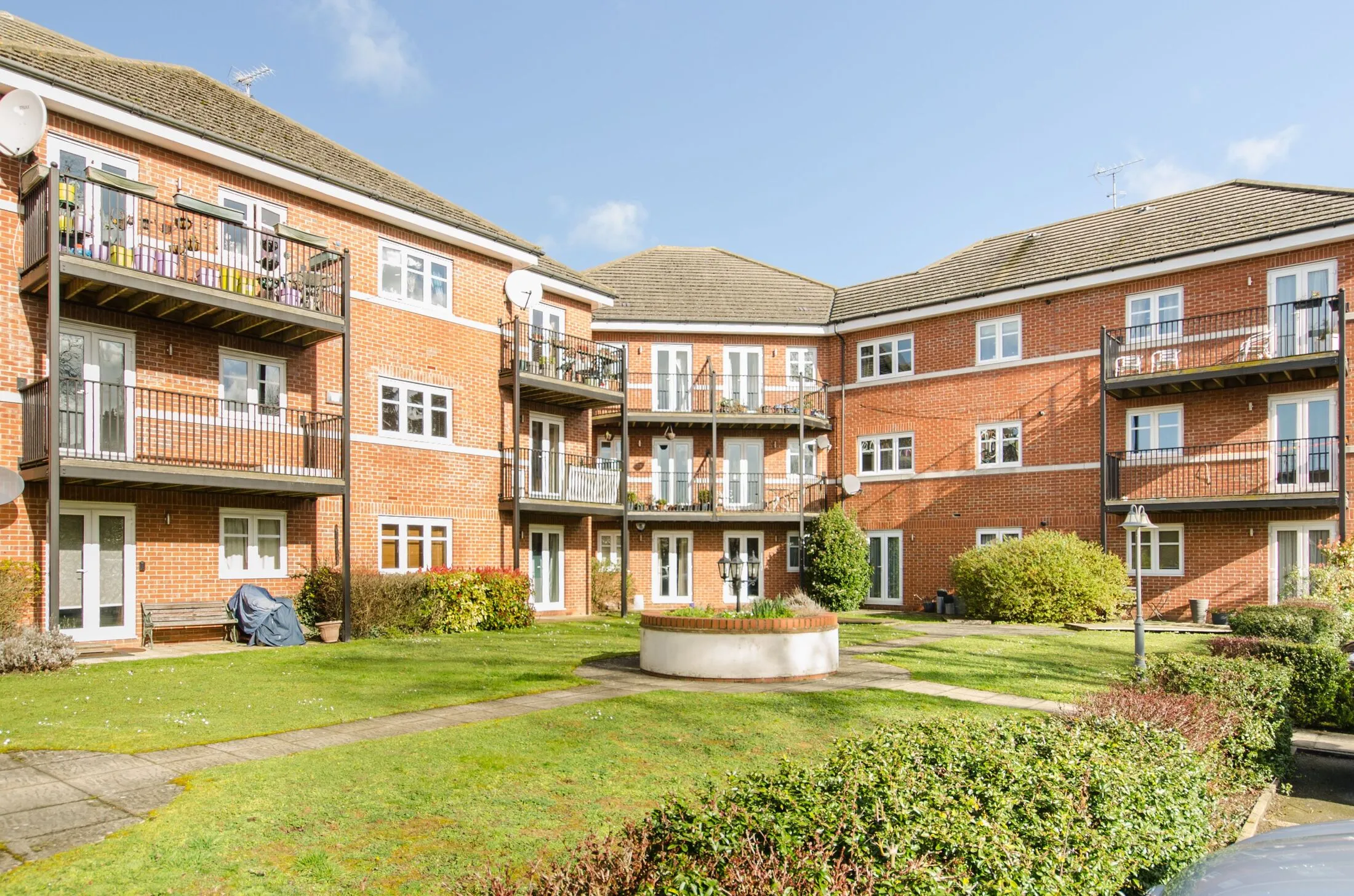 Flat Elm Park Road in Greater London