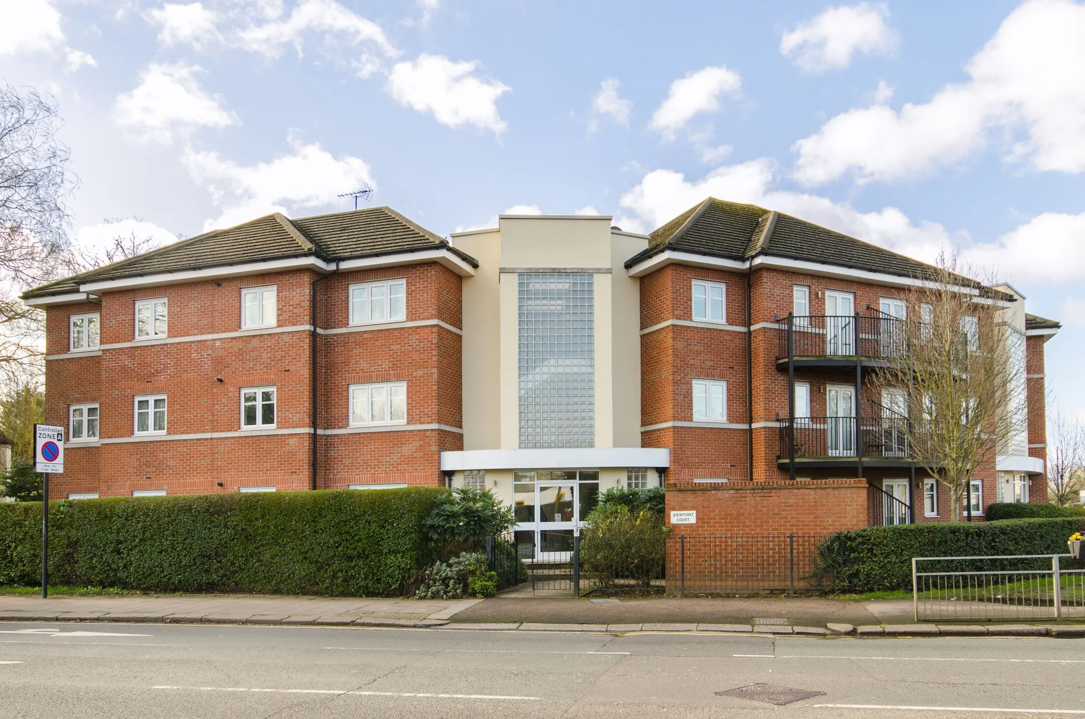 Flat Elm Park Road in Greater London