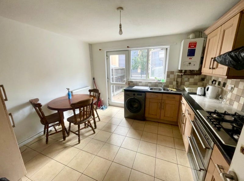 Room Scarborough Street in Greater London