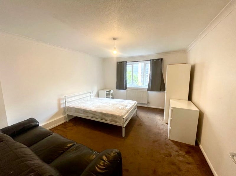 Room Scarborough Street in Greater London