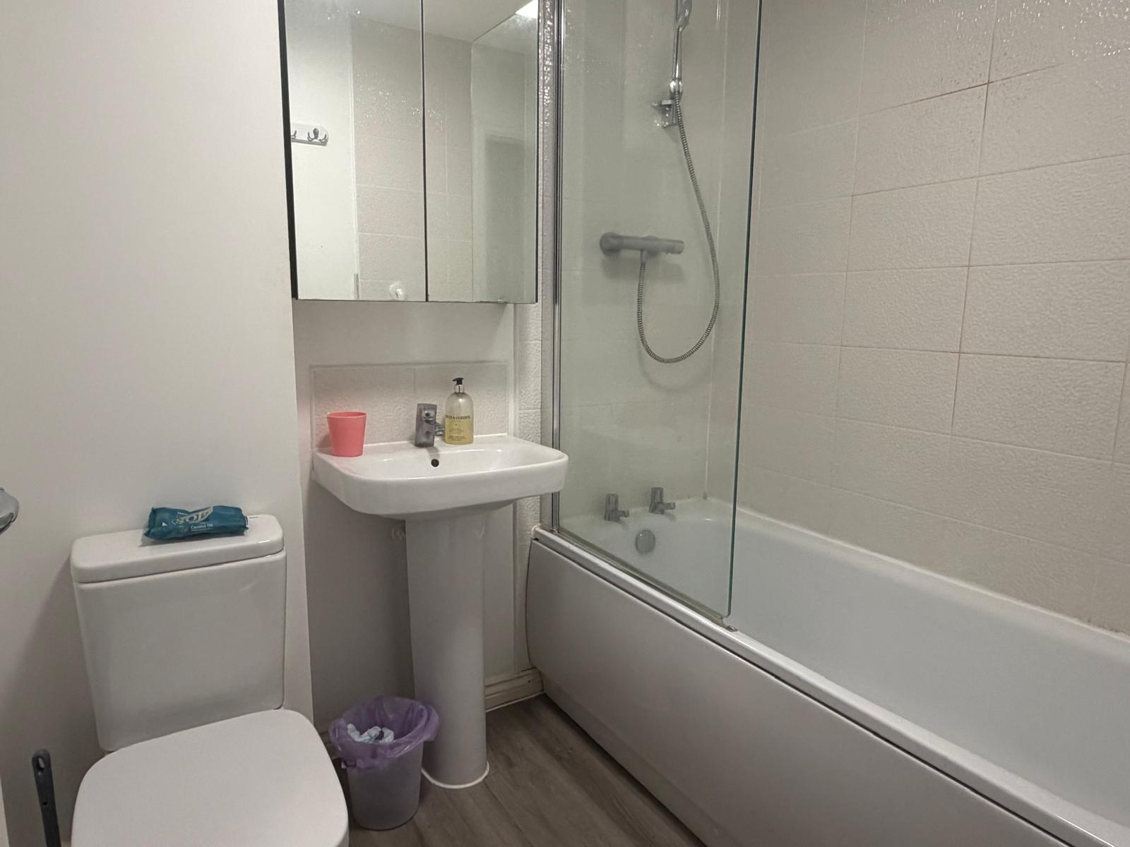 House Laxton Close in Luton
