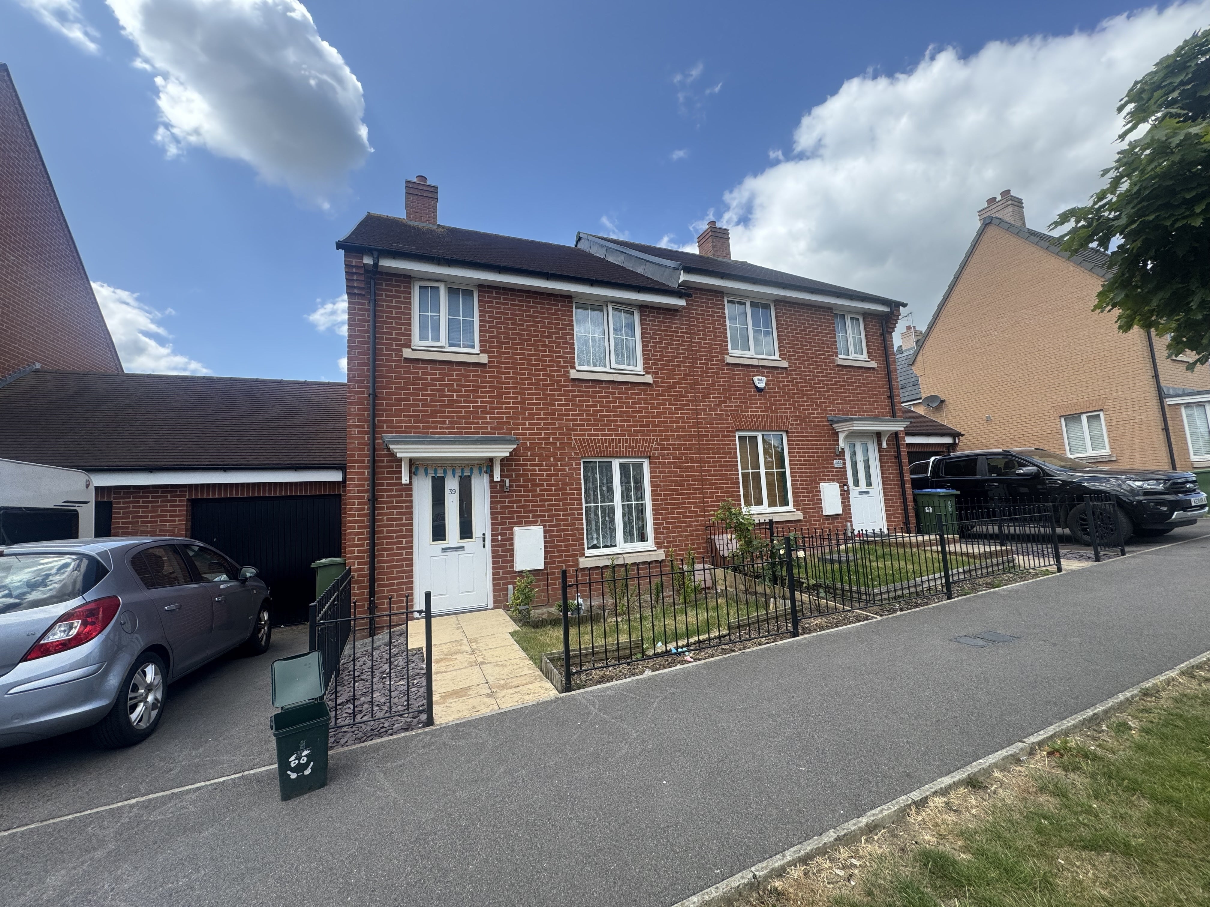 House Laxton Close in Luton