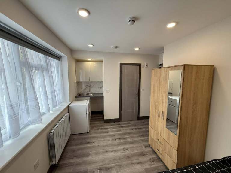 Flat Pinkwell Lane in Greater London