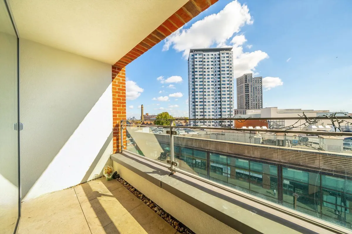 Flat Hardwicks Square in Greater London