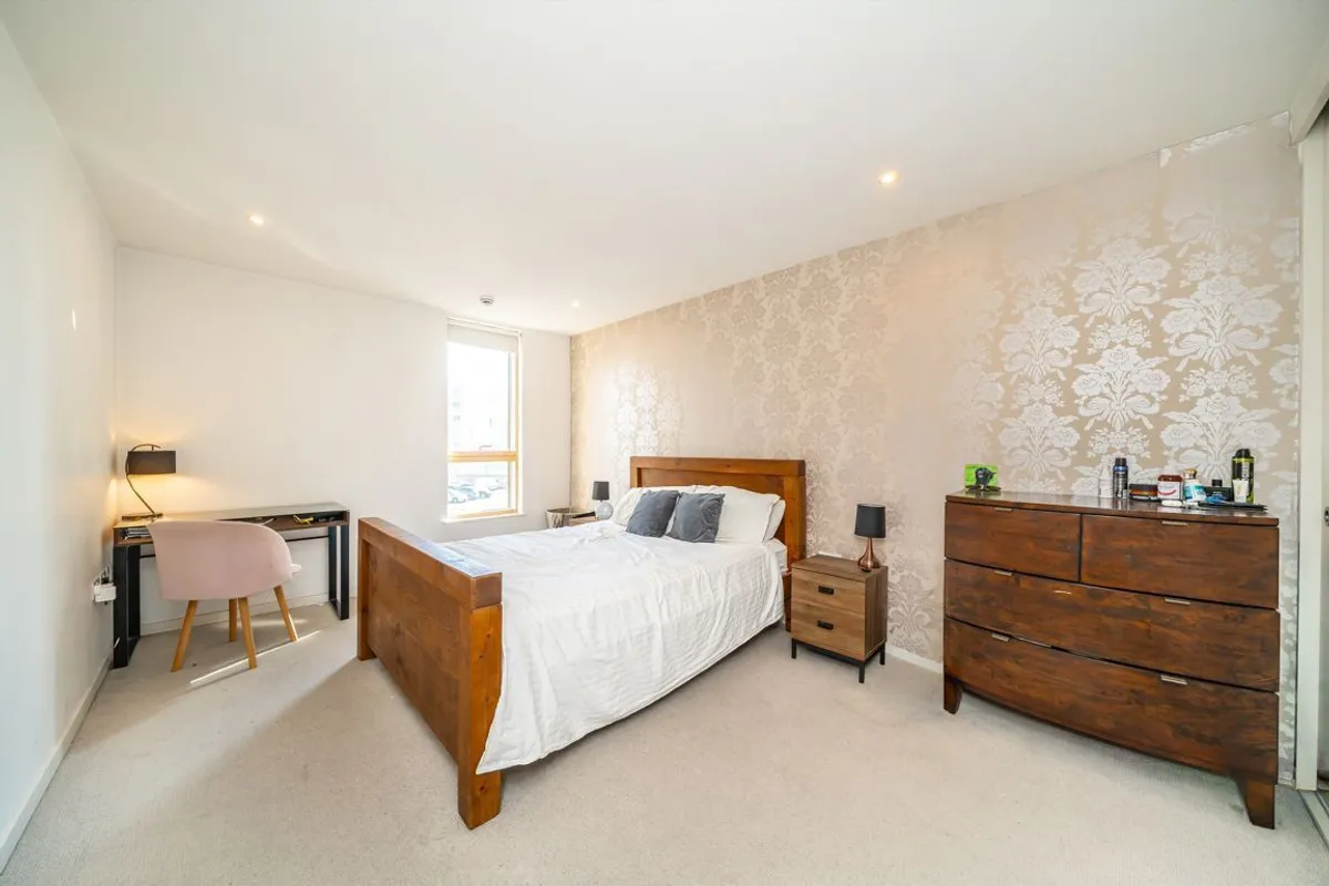 Flat Hardwicks Square in Greater London