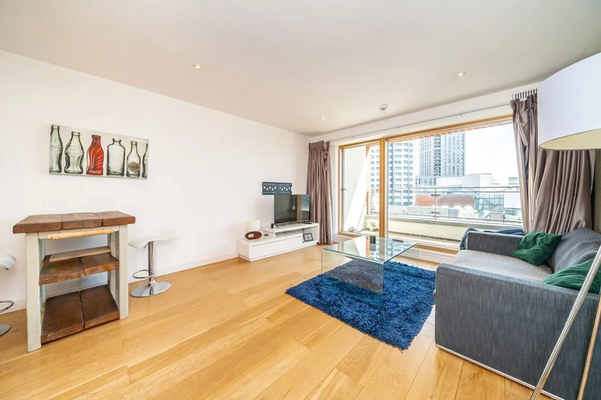 Flat Hardwicks Square in Greater London