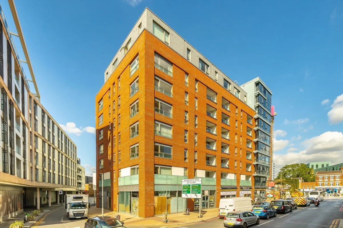 Flat Hardwicks Square in Greater London