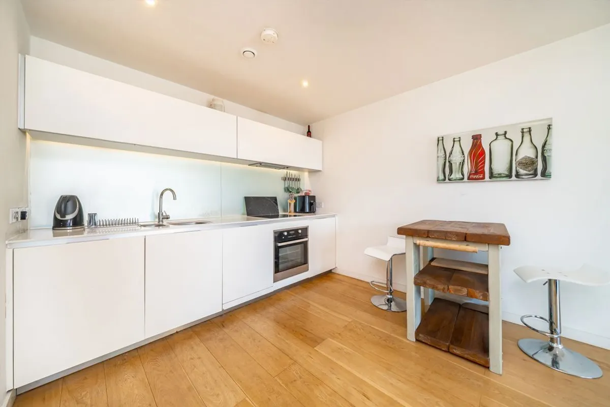 Flat Hardwicks Square in Greater London