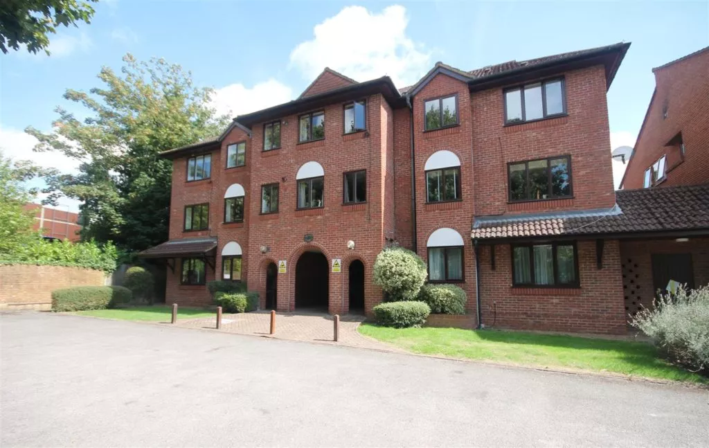 Flat Emlyn Lane in Mole Valley