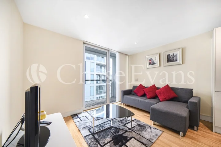 Flat Alpha Grove in Greater London