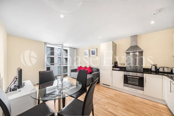 Flat Alpha Grove in Greater London