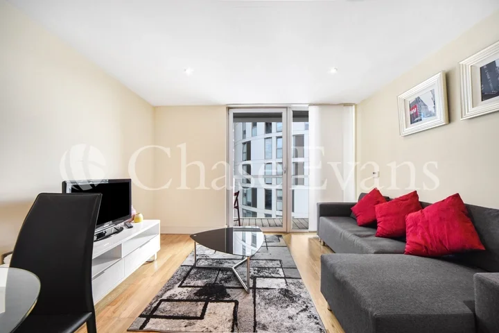Flat Alpha Grove in Greater London