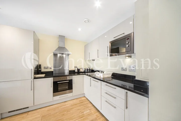 Flat Alpha Grove in Greater London