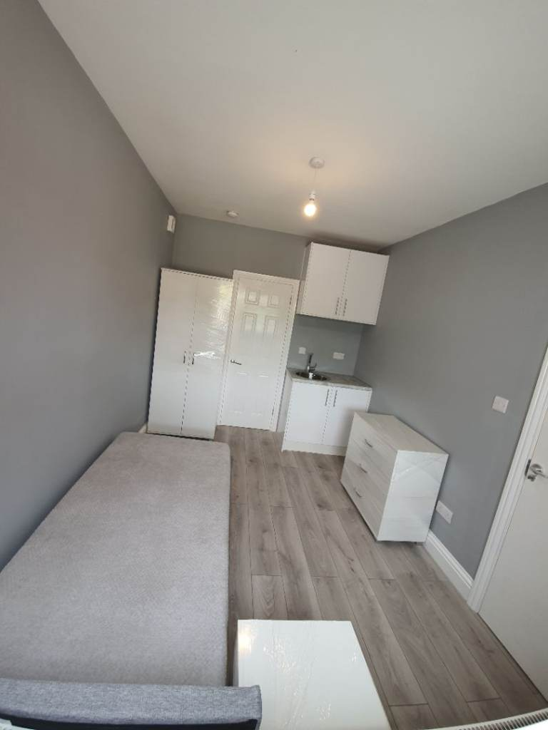 Room Warfield Road in London