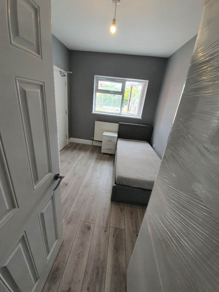 Room Warfield Road in London