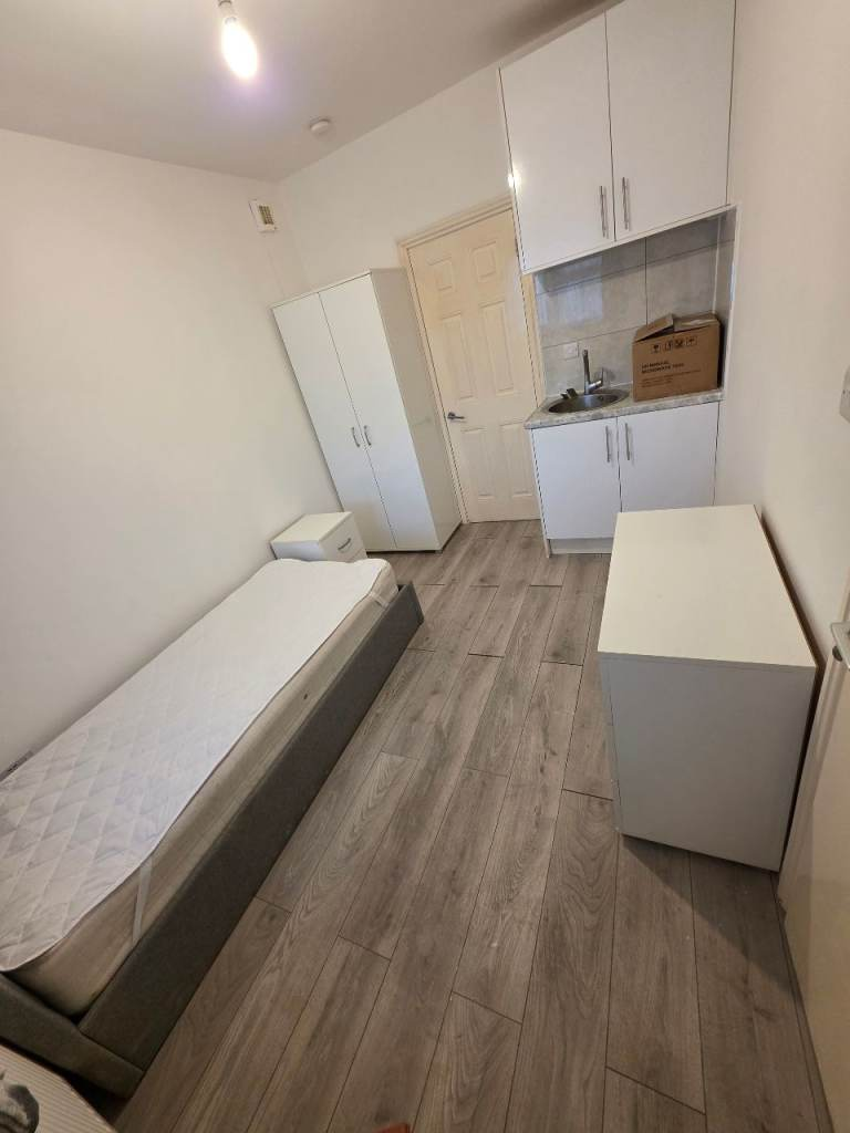 Room Warfield Road in London