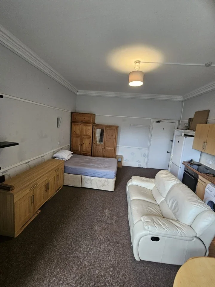 Room Central Drive in Bournemouth