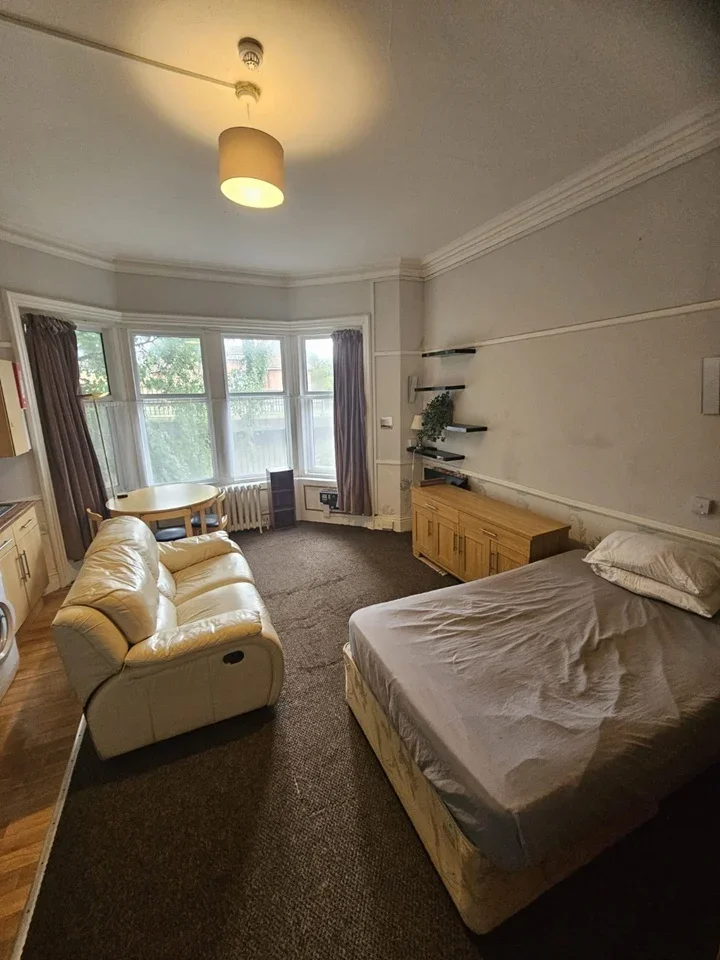 Room Central Drive in Bournemouth