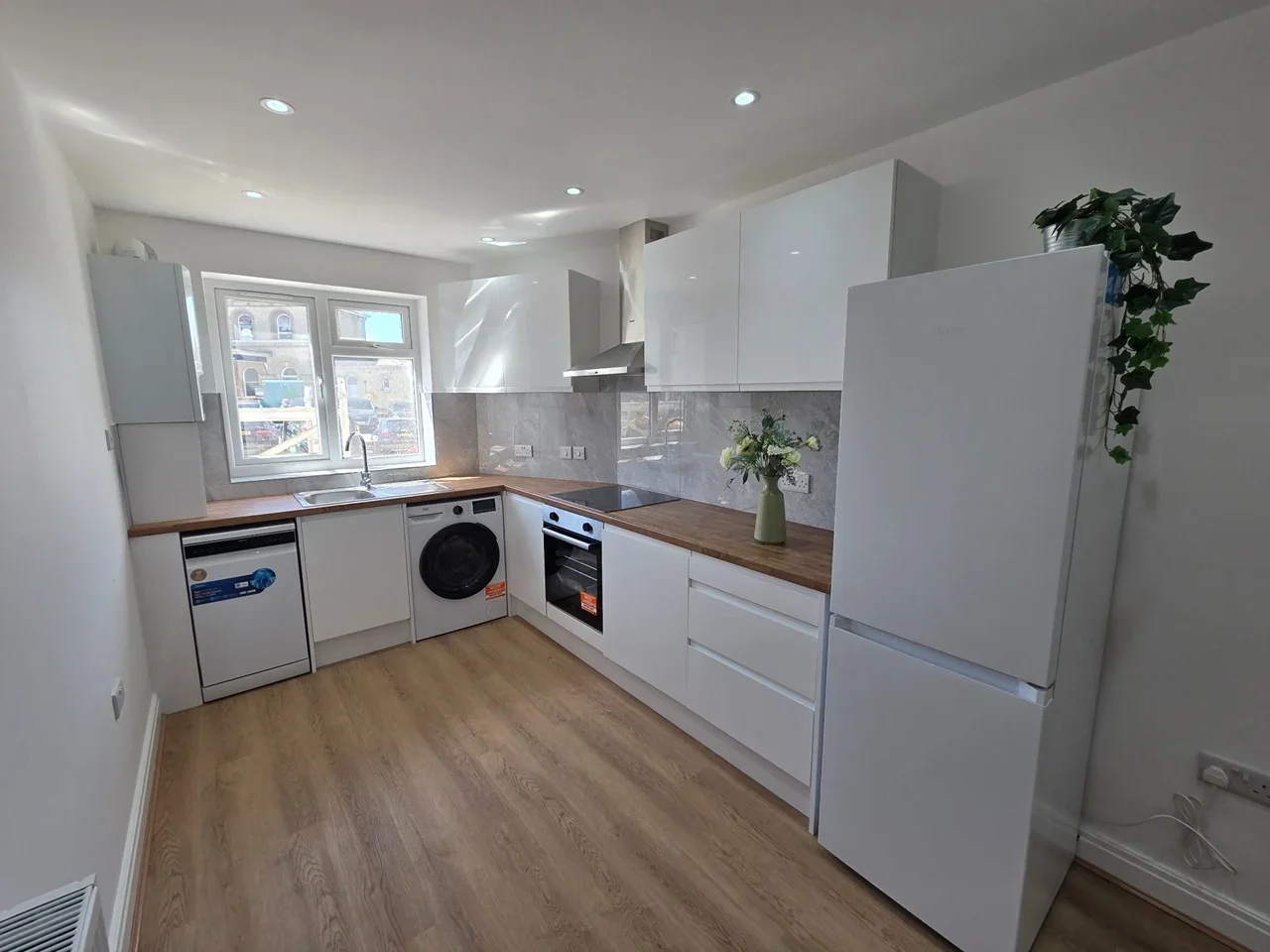 Flat Coombe Road in Greater London