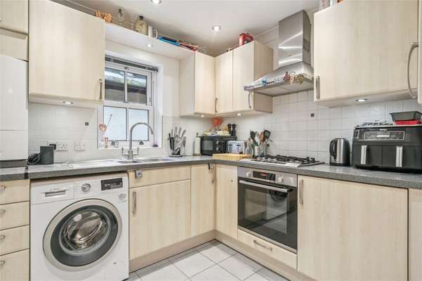 Flat Dedmere Road in Marlow