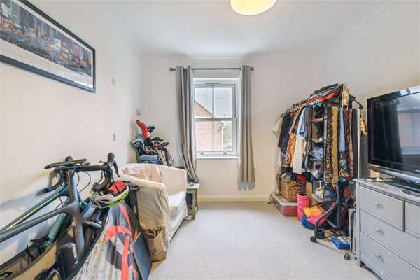 Flat Dedmere Road in Marlow