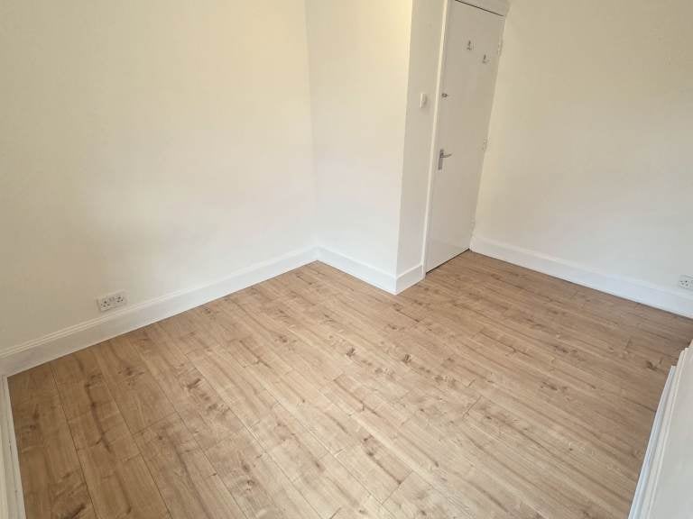 Flat Redfern Road in Greater London