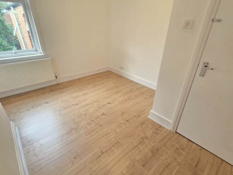 Flat Redfern Road in Greater London