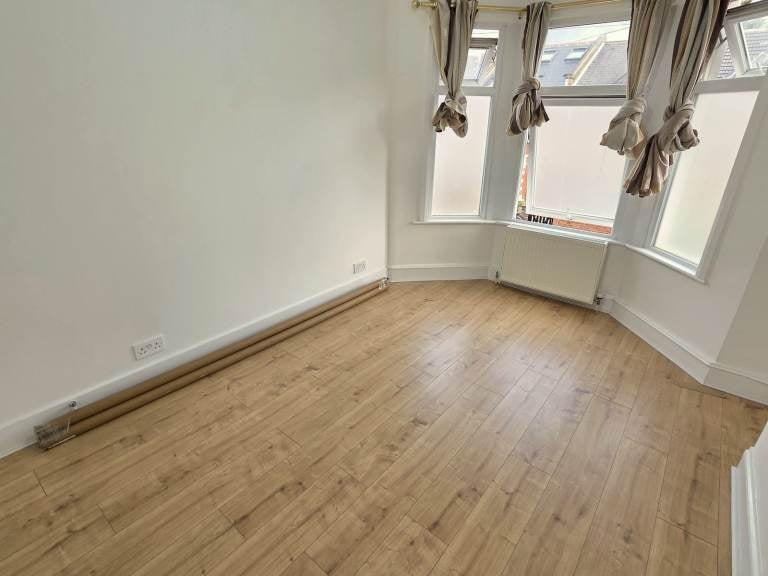 Flat Redfern Road in Greater London