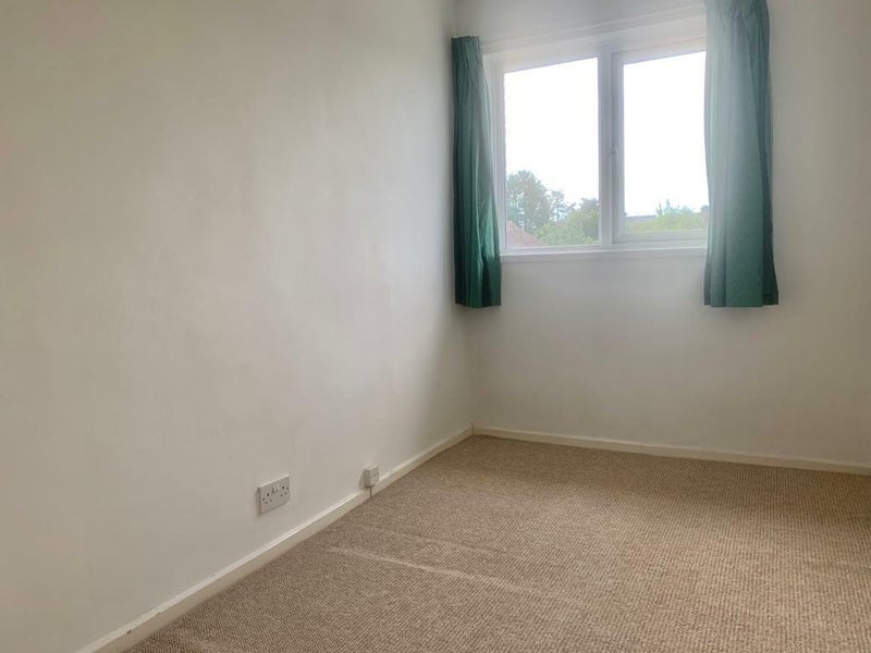 Room Windrush Close in Metropolitan Borough of Solihull