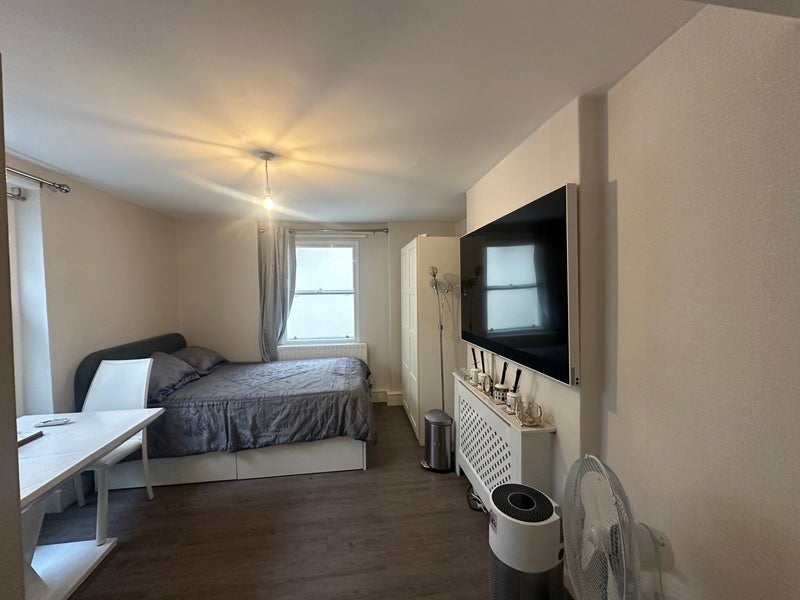 Room Cumberland Street in City of Westminster