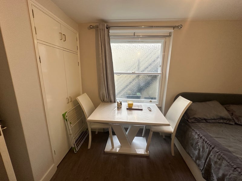 Room Cumberland Street in City of Westminster
