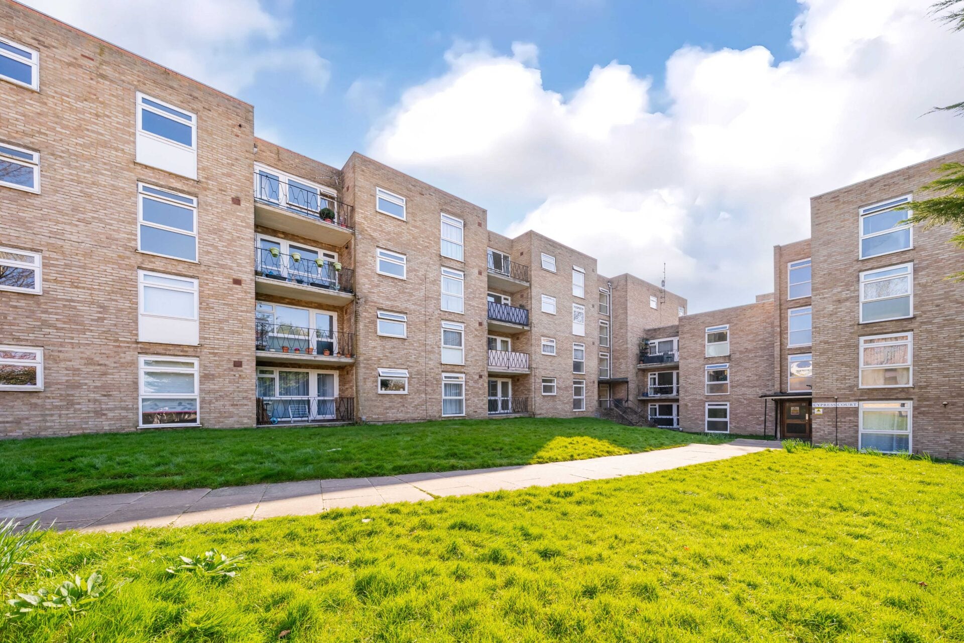 Flat Cheam Road in Greater London