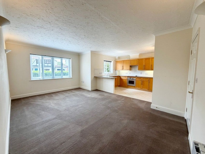 Flat Cumberland Road in Borough of Spelthorne