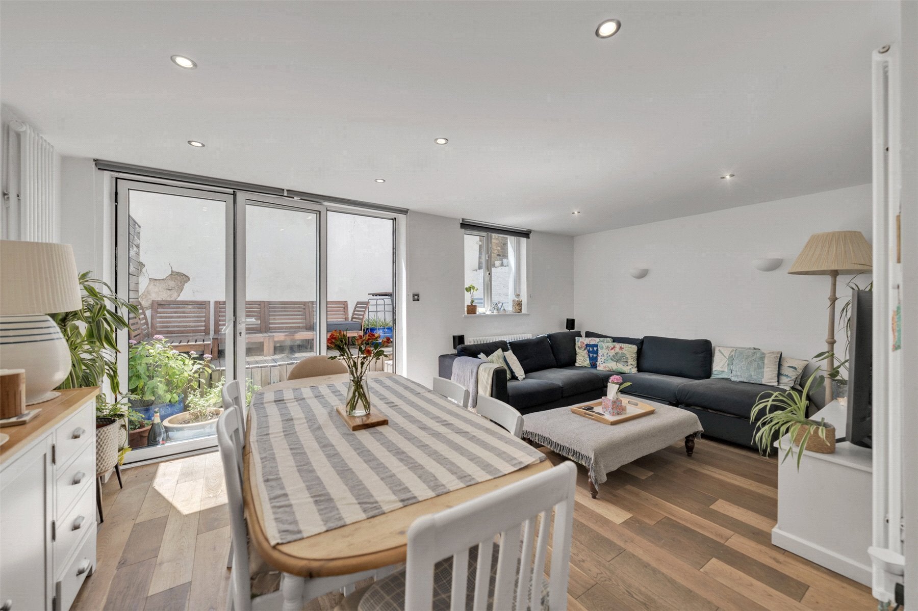Flat Chalcot Road in Greater London