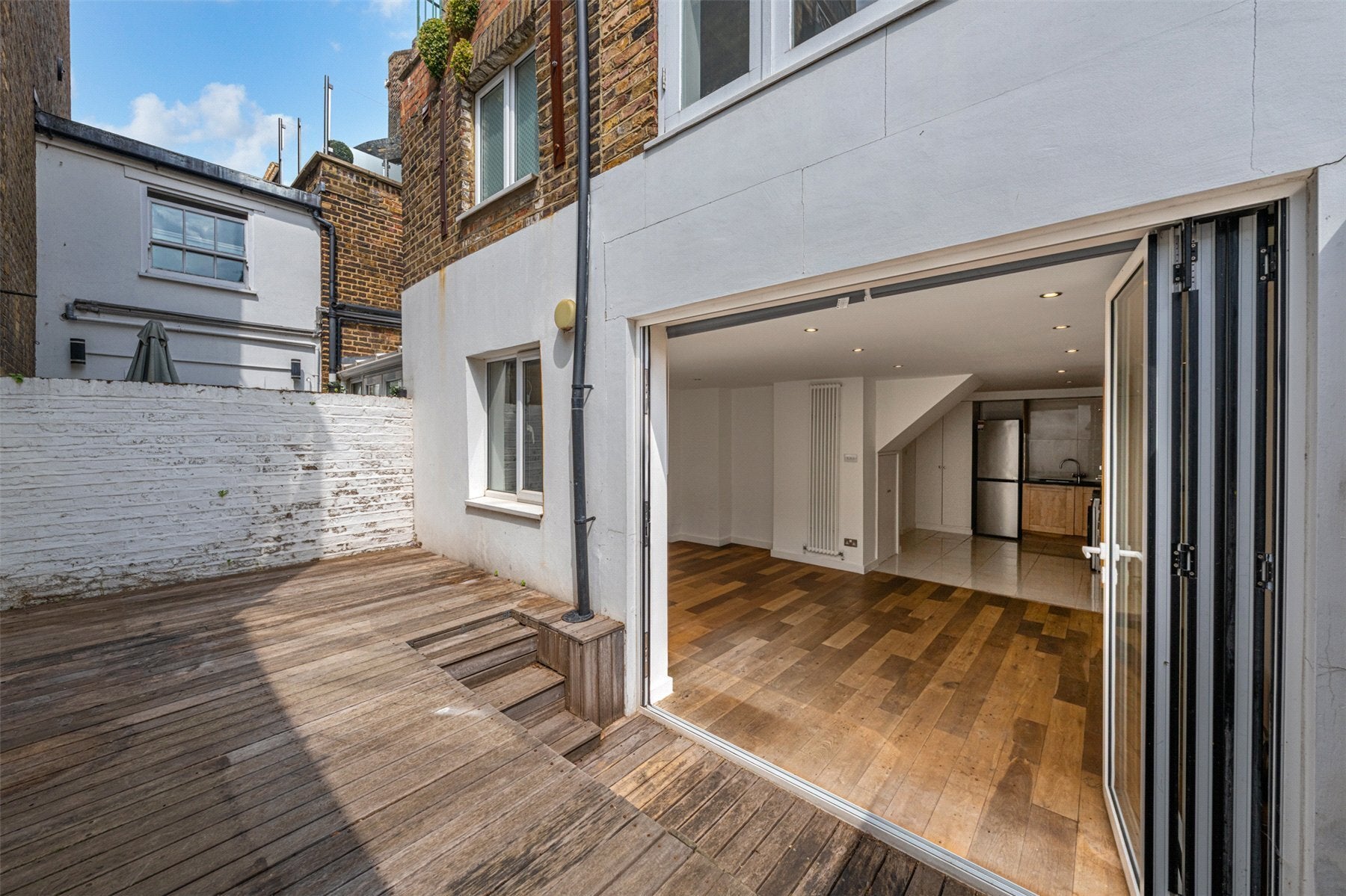 Flat Chalcot Road in Greater London