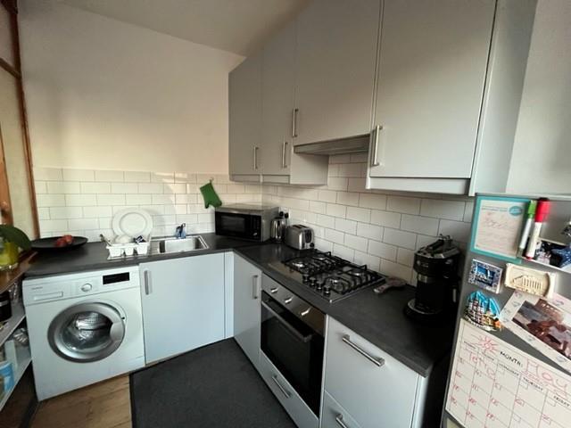 Flat Heaton Road in Greater London