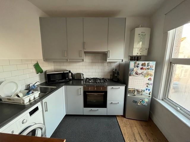 Flat Heaton Road in Greater London