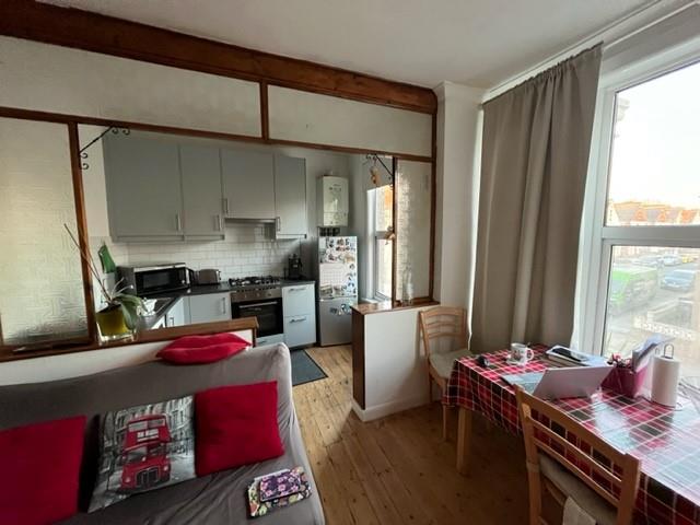 Flat Heaton Road in Greater London