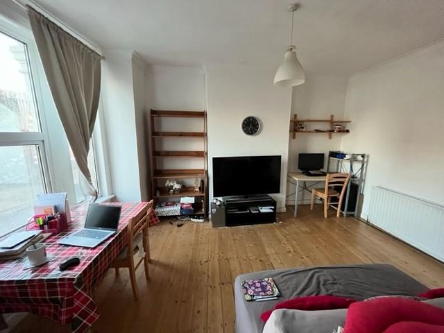 Flat Heaton Road in Greater London