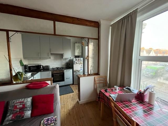 Flat Heaton Road in Greater London