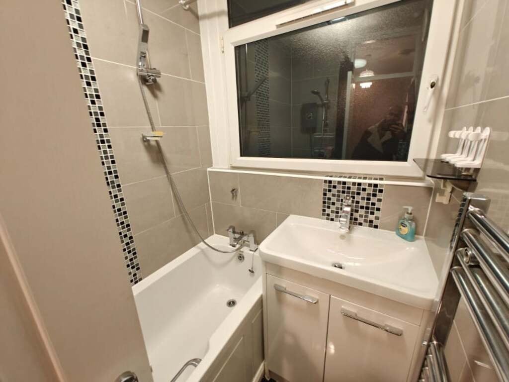 Room Cable Street in Greater London