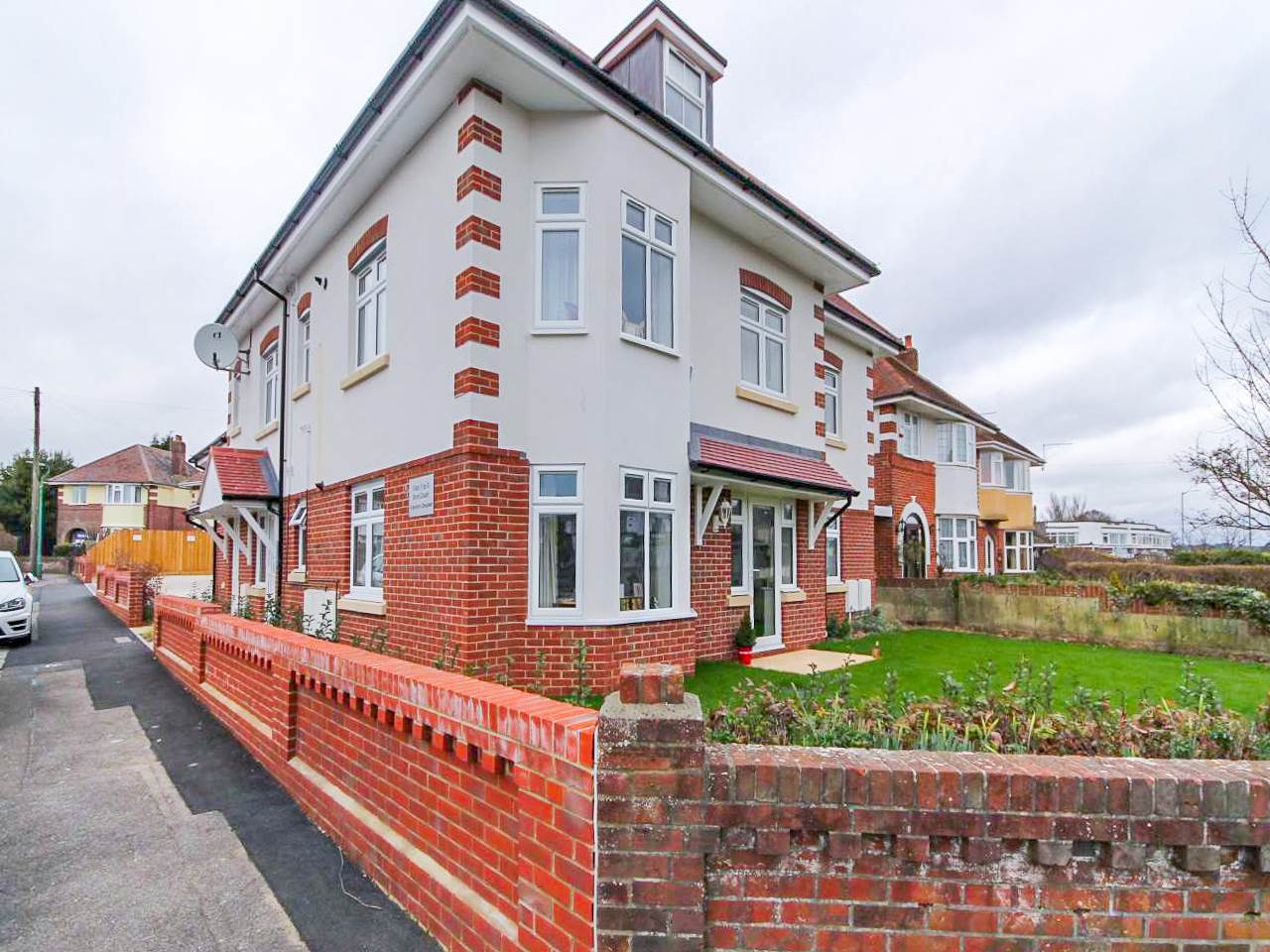 Flat Bedford Crescent in Bournemouth