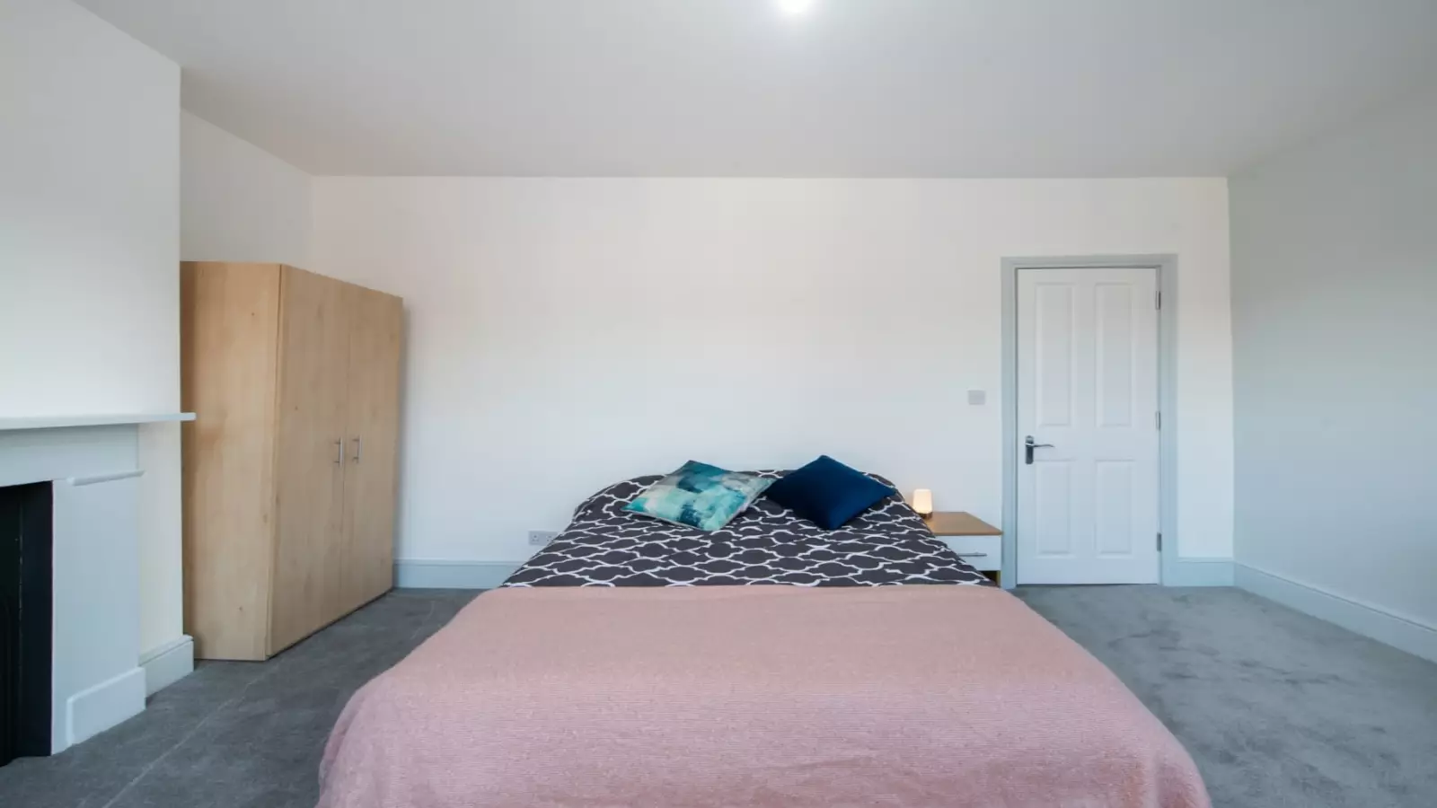Room The Avenue in Greater London