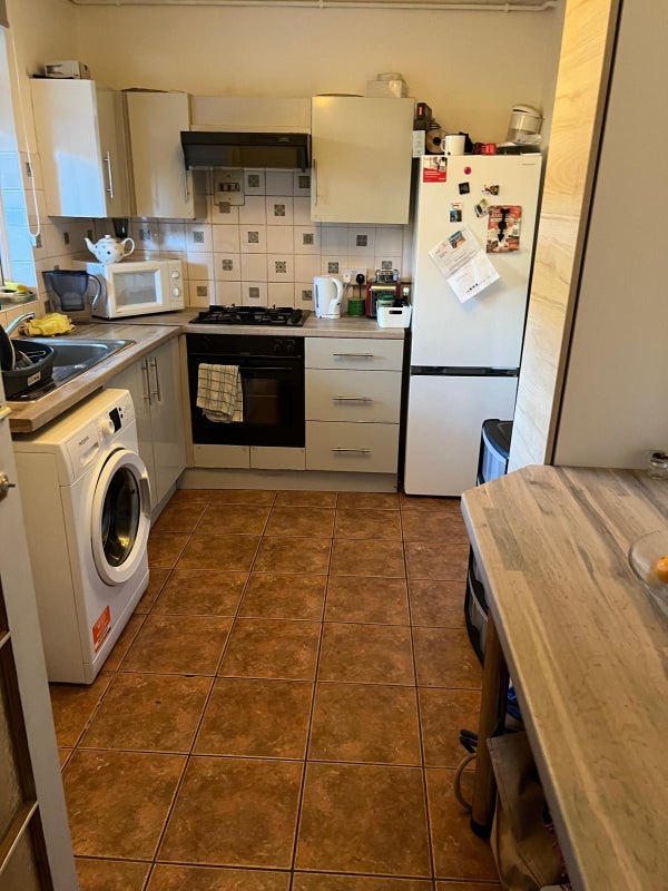Room Gleneldon Road in Greater London