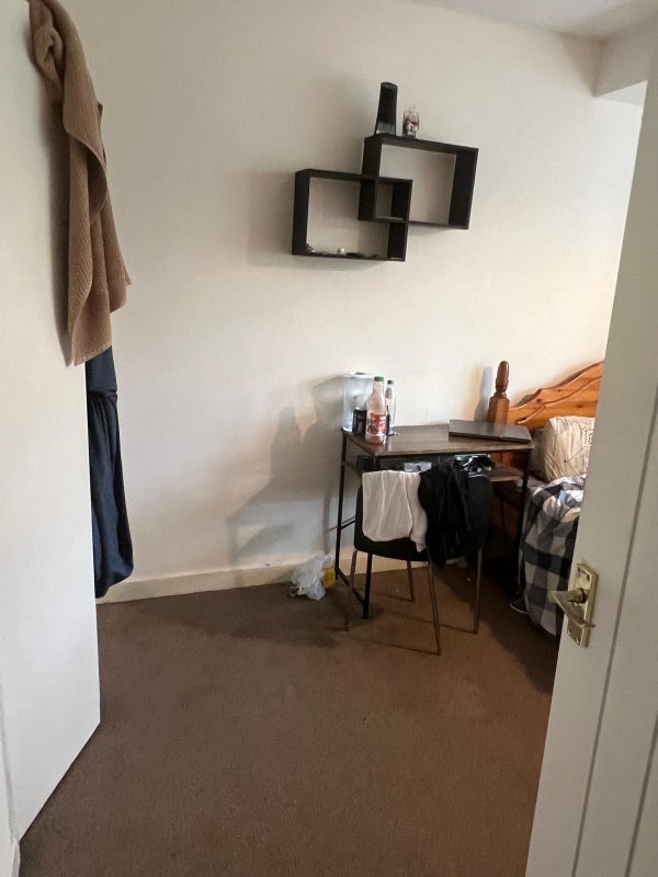 Room Gleneldon Road in Greater London