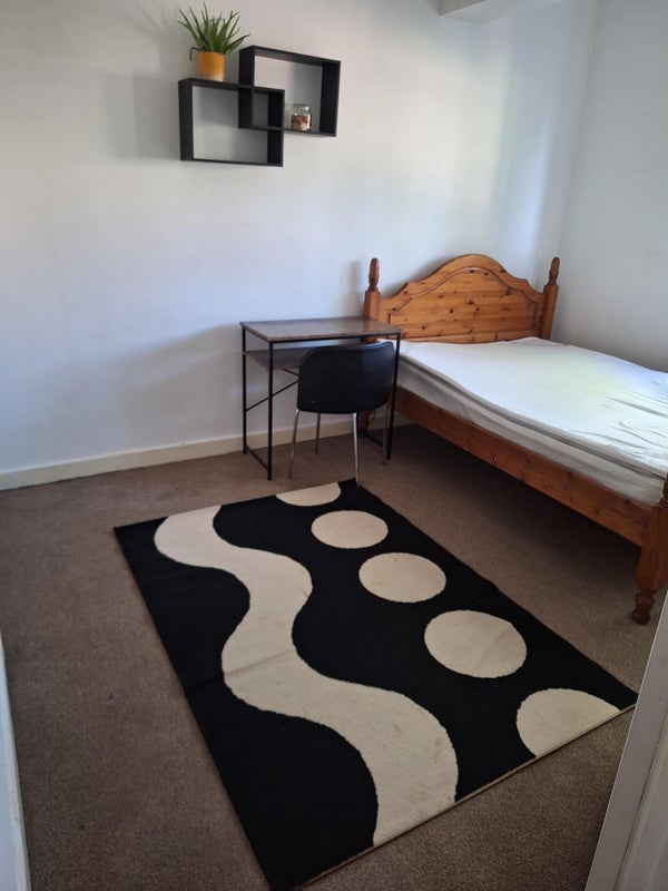 Room Gleneldon Road in Greater London