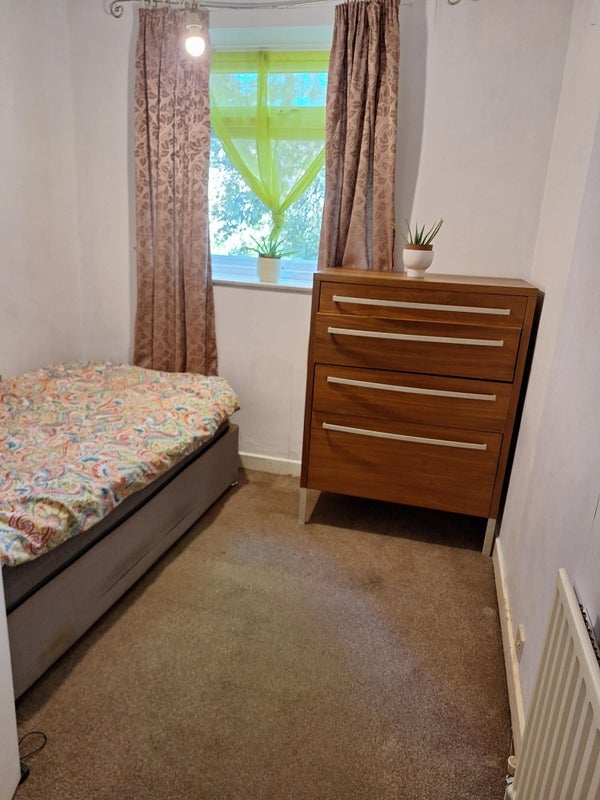 Room Gleneldon Road in Greater London