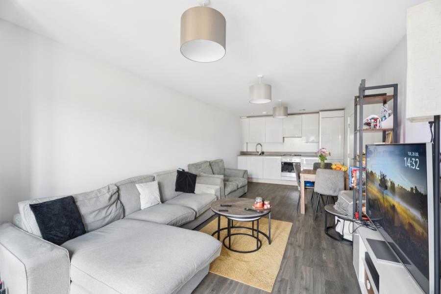 Flat Bathurst Walk in Richings Park