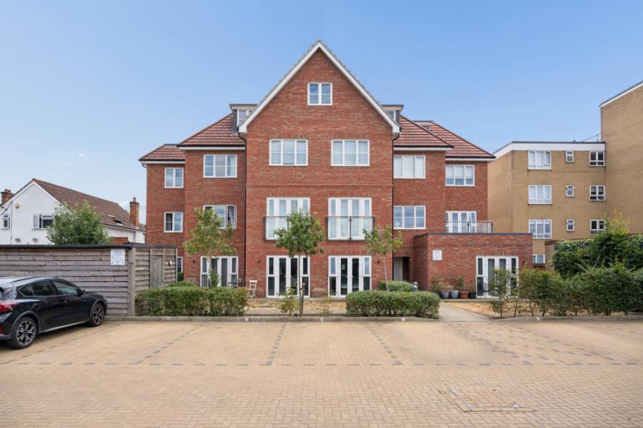Flat Bathurst Walk in Richings Park