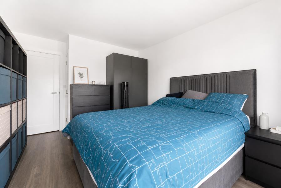 Flat Bathurst Walk in Richings Park